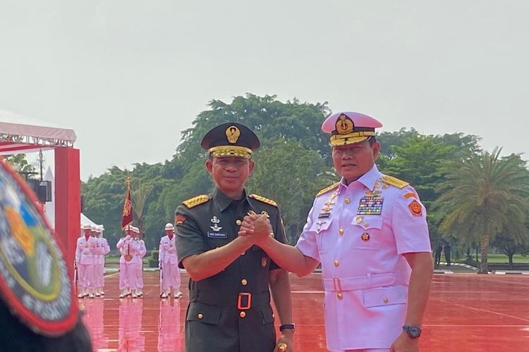 Laksamana Yudo Margono resmi menyerahkan jabatan Panglima TNI kepada Jenderal Agus Subiyanto.  Proses serah terima jabatan (sertijab) digelar di Plaza Markas Besar TNI, Cilangkap, Jakarta Timur, Rabu (22/11/2023) siang.