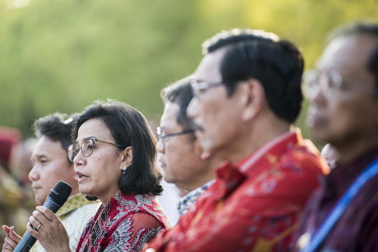 Menteri Keuangan Sri Mulyani Indrawati (kedua kiri) didampingi Menkominfo Rudiantara (tengah), Menko Maritim Luhut B. Pandjaitan (kedua kanan) dan Gubernur Bali I Wayan Koster (kanan) menjadi pembicara dalam diskusi FMB9 yang bertema Capaian Indonesia dalam IMF-WB Annual Meeting di sela Pertemuan Tahunan IMF World Bank Group 2018, Nusa Dua, Bali, Sabtu (13/10). ANTARA FOTO/ICom/AM IMF-WBG/M Agung Rajasa/hp/2018.
