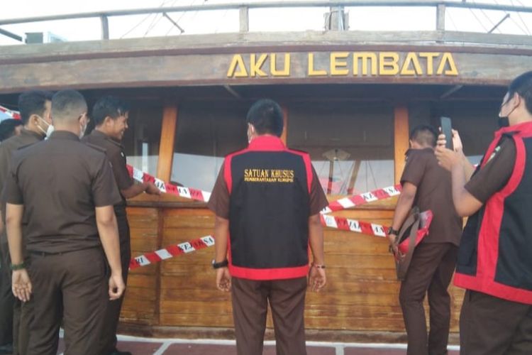 Foto: Tim Penyidik Kejari Lembata sedang menyita sebuah kapal pesiar jenis Pinisi Aku Lembata pemerintah kabupaten (Pemkab) setempat, Kamis (21/4/2022).