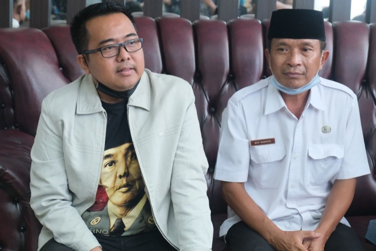 Wakil Bupati Bojonegoro, Budi Irawanto bersama kuasa hukumnya M Sholeh, saat menggelar jumpa pers di ruang kerjanya lantai 7 gedung Pemkab Bojonegoro.