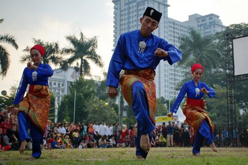 Tari Zapin: Asal-usul, Iringan, Properti, Gerak, dan Keunikan