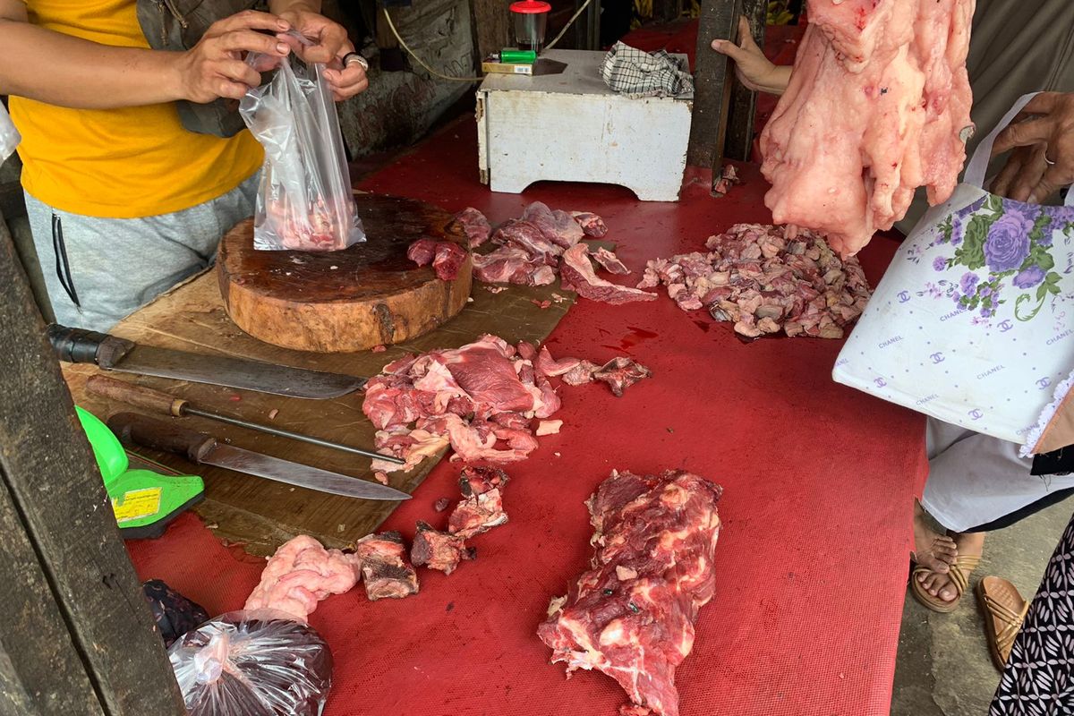 Mendekati Lebaran Idul Fitri 1444 Hijriah, harga daging sapi mengalami kenaikan dari Rp 130.000 menjadi Rp 140.000 di Pasar Jombang, Tangerang Selatan.
