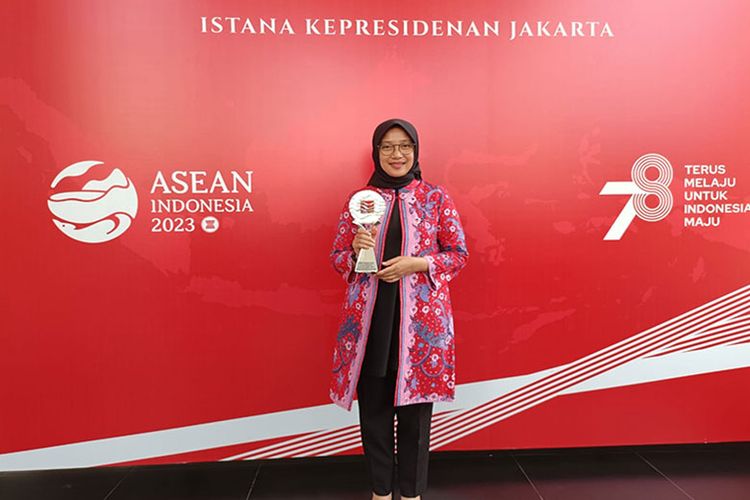 Bupati Banyuwangi Ipuk Fiestiandani menerima TPID Award dalam kategori TPID Kab/Kota Terbaik 2022 Wilayah Jawa-Bali. 