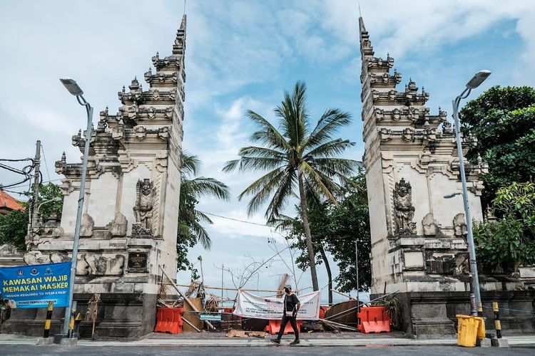 Kementerian Pariwisata dan Ekonomi Kreatif/Badan Pariwisata dan Ekonomi Kreatif (Kemenparekraf/Baparekraf) menyambut era new normal atau normal baru dengan menyiapkan protokol yang berfokus pada aspek bersih, sehat, dan aman.
