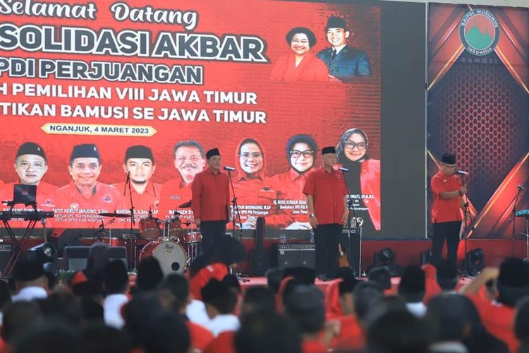 Ribuan kader PDIP anggota Dewan Perwakilan Rakyat (DPR) RI dari daerah pemilihan (dapil) VIII Jatim menggelar konsolidasi di Gelanggang Olahraga (GOR) Bung Karno, Kabupaten Nganjuk, Sabtu (4/3/2023). 