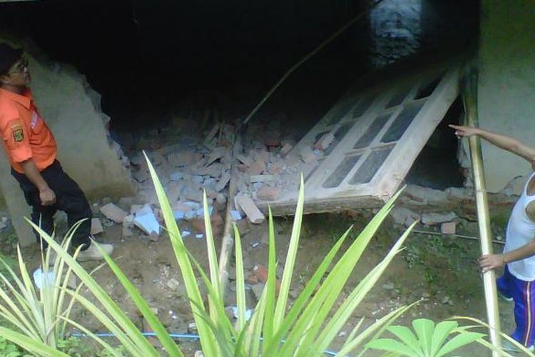 Petugas BPBD dan warga meninjau rumah rusak dampak pergerakan tanah di Kampunbg Bojonghaur, Desa Bantarkalong, Warungkiara, Sukabumi, Jawa Barat, Selasa (7/2/2016).
