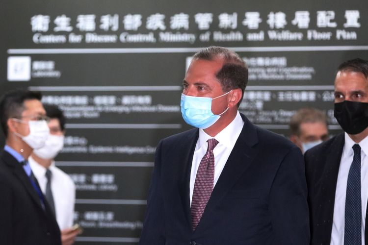 Menteri Kesehatan Amerika Serikat Alex Azar saat beranjak meninggalkan ruangan konferensi pers di Taipei, Taiwan, Senin (10/8/2020).