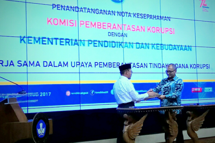 Menteri Pendidikan dan Kebudayaan Muhadjir Effendy bersama Ketua Komisi Pemberantasan Korupsi Agus Rahardjo menandatangani nota kesepahaman dalam ramgak meningkatkan upaya pencegahan korupsi di sektor pendidikan. Acara digelar di kantor Kemendikbud, Jakarta, Kamis (3/8/2017).