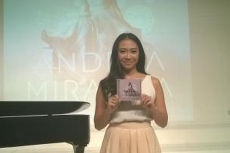 Putri komponis Purwacaraka, Andrea Miranda, diabadikan usai jumpa pers peluncuran album perdananya di Balai Resital Kertarajasa, Jakarta Selatan, Rabu (11/11/2015)