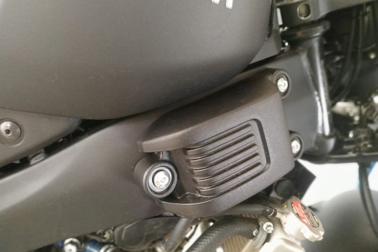 Kotak hitam pada rangka Yamaha XSR 155 ialah penutup koil, sedangkan yang sebelah kiri kosong hanya pemanis.