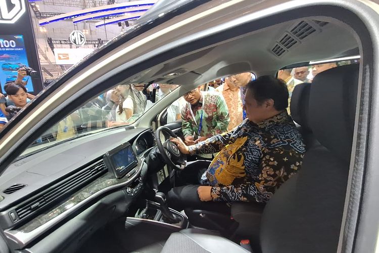 Menteri Koordinator Bidang Perekonomian Airlangga Hartarto di dalam Suzuki XL7 Hybrid GIIAS 2023