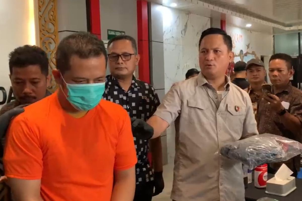 Seorang driver ojek online bernama Taufik Hidayah (39) saat diwawancarai di Polrestabes Medan pada Jumat (11/11/2024). 