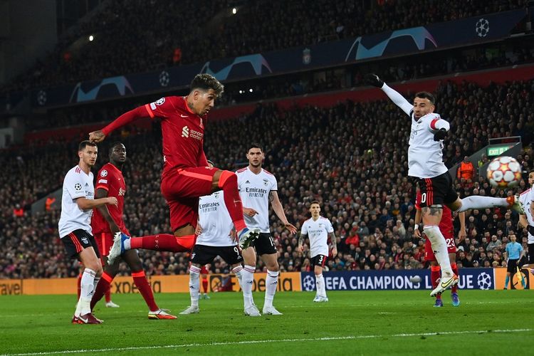 Penyerang Liverpool Roberto Firmino saat mencetak gol ketiga untuk Liverpool dalam leg kedua perempat final Liga Champions 2021-2022 kontra Benfica di Stadion Anfield, Inggris, pada Kamis (14/4/2022) dini hari WIB.