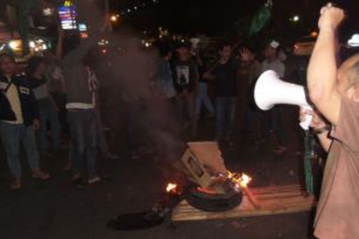 Sekitar 20 orang yang mengatasnamakan Himpunan Mahasiswa Islam (HMI) memblokir Jalan Cikini Raya, Jakarta Pusat, Senin (17/11/2014) malam, pukul 21.44 WIB. 