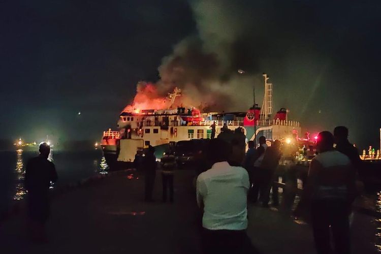 KMP Lelemuku yang sednag bersandar di dermaga Saumlaki, Kepulauan Tanimbar, Maluku hangus terbakar, Senin malam (25/5/2021)