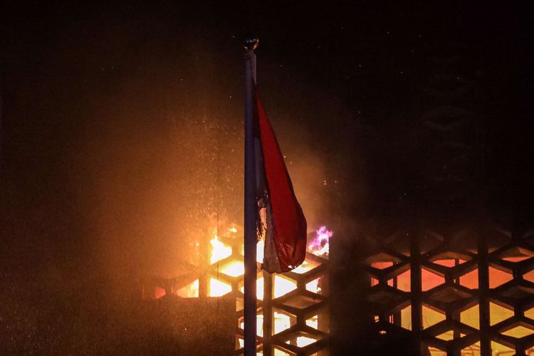 Kebakaran di Gedung Kejaksaan Agung, Jalan Sultan Hasanudin Dalam, Kecamatan Kebayoran Baru, Jakarta Selatan, Sabtu (22/8/2020) malam. Hingga saat ini, 31 unit pemadam kebakaran dan 135 personel diterjunkan untuk memadamkan api.