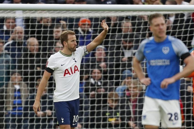 Selebrasi Harry Kane usai mencetak gol dalam laga putaran ketiga Piala FA 2022-2023 antara Tottenham vs Portsmouth di Tottenham Hotspur Stadium, Sabtu (7/1/2023). (Photo by Ian Kington / AFP).