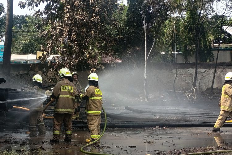 Kebakaran Tumpukan Pipa dan Kabel di Kramat Jati Picu Kemacetan Jalan Raya Bogor