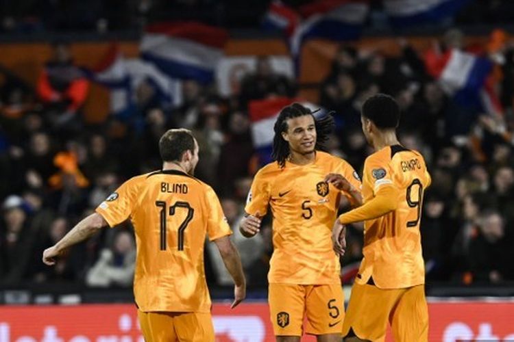 Bek Belanda, Nathan Ake, berselebrasi usai mencetak gol ke gawang Gibraltar dalam matchday kedua Kualifikasi Euro 2024 di Stadion Feyenoord pada 27 Maret 2023. Artikel ini berisi hasil Kualifikasi Euro 2024. (Foto oleh JOHN THYS / AFP)