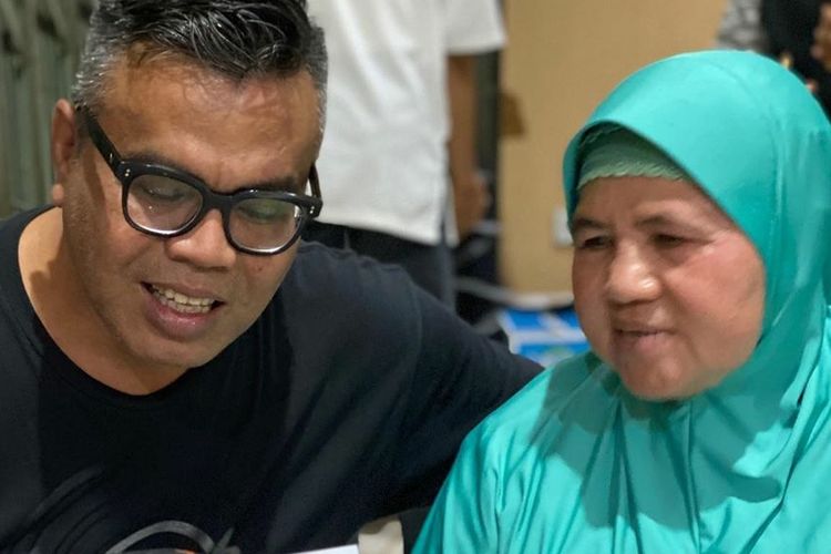 Presenter Abdel Achrian bersama Mamah Dedeh.