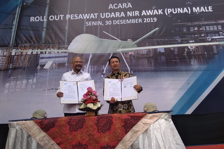 Kepala BPPT Hammam Riza bersama Dirut PT. Dirgantara Evlyn Guntoro setelah menandatangani perjanjian di Bandung, Senin (30/12/2019).