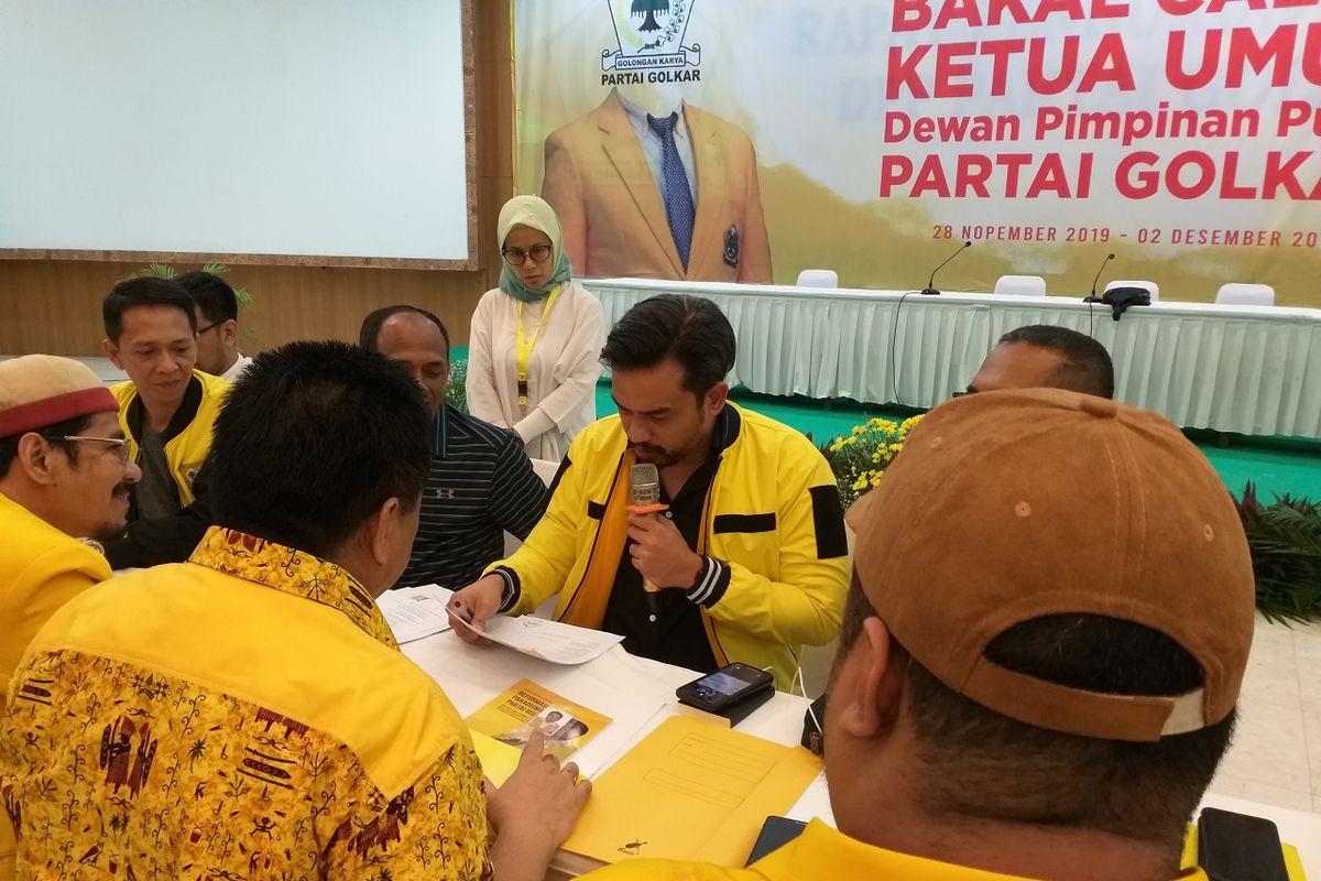 Ketua Komite Pemilihan Ketua Umum Partai Golkar, Maman Abdurahman menerima formulir calon Ketua Umum Partai Golkar dan memeriksa berkas-berkas pendukung di kantor DPP Partai Golkar, Jumat (29/11/2019) malam.