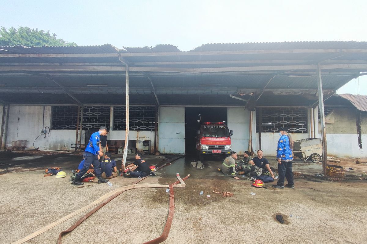 Bangunan tua bekas pabrik PT Tranka Kabel di Jalan Raya Bogor, Cimanggis, Depok kebakaran pada Jumat (10/11/2023) akibat tabunan sampah