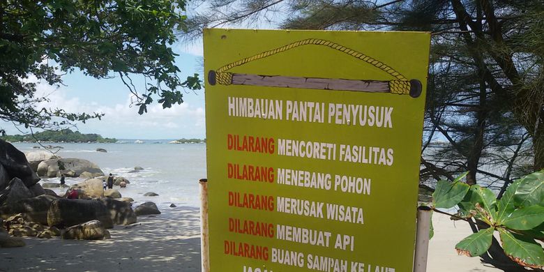 Plang nama berisi sejumlah imbauan bagi pengunjung Pantai Penyusuk di Kecamatan Belinyu, Kabupaten Bangka, Kepulauan Bangka Belitung.