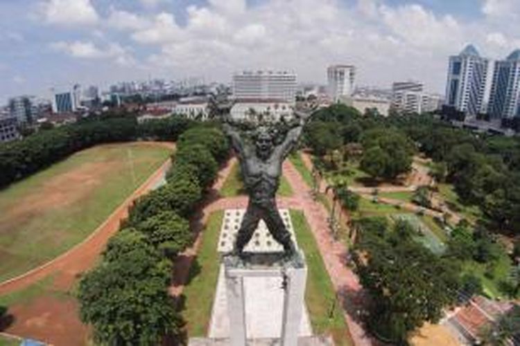 Ruang terbuka hijau di Taman Lapangan Banteng, Jakarta, Senin (16/2/2015). Area yang dulu sempat menjadi kawasan padat penduduk ini sekarang sudah berubah menjadi area taman kota.