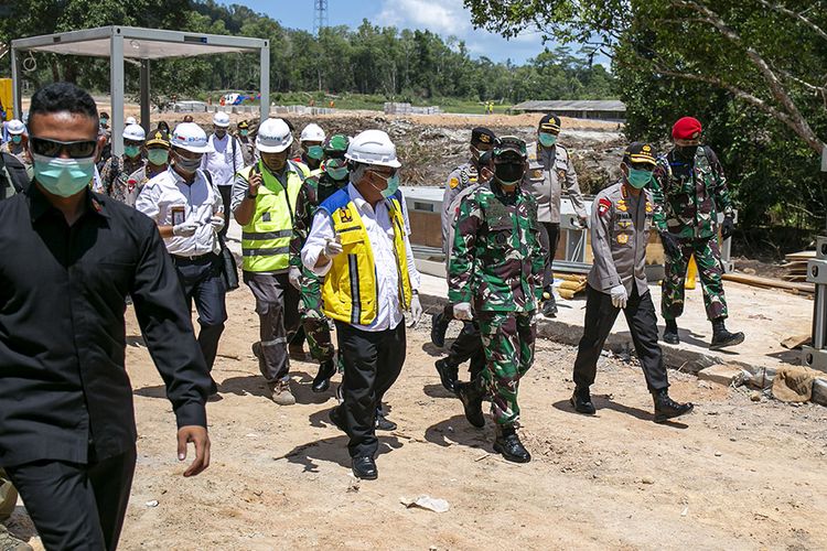 Panglima TNI Marsekal Hadi Tjahjanto (tengah), Menteri PUPR Basuki Hadimuljono (kedua kiri) dan Kapolri Jenderal Pol Idham Azis (kedua kanan) meninjau progres pembangunan rumah sakit khusus Corona (COVID-19) di Pulau Galang, Batam, Kepulauan Riau, Rabu (25/3/2020). Progres pembangunan rumah sakit Khusus Corona (COVID-19) secara keseluruhan telah mencapai 78 persen dan ditargetkan selesai dan siap untuk digunakan pada 28 Maret 2020.