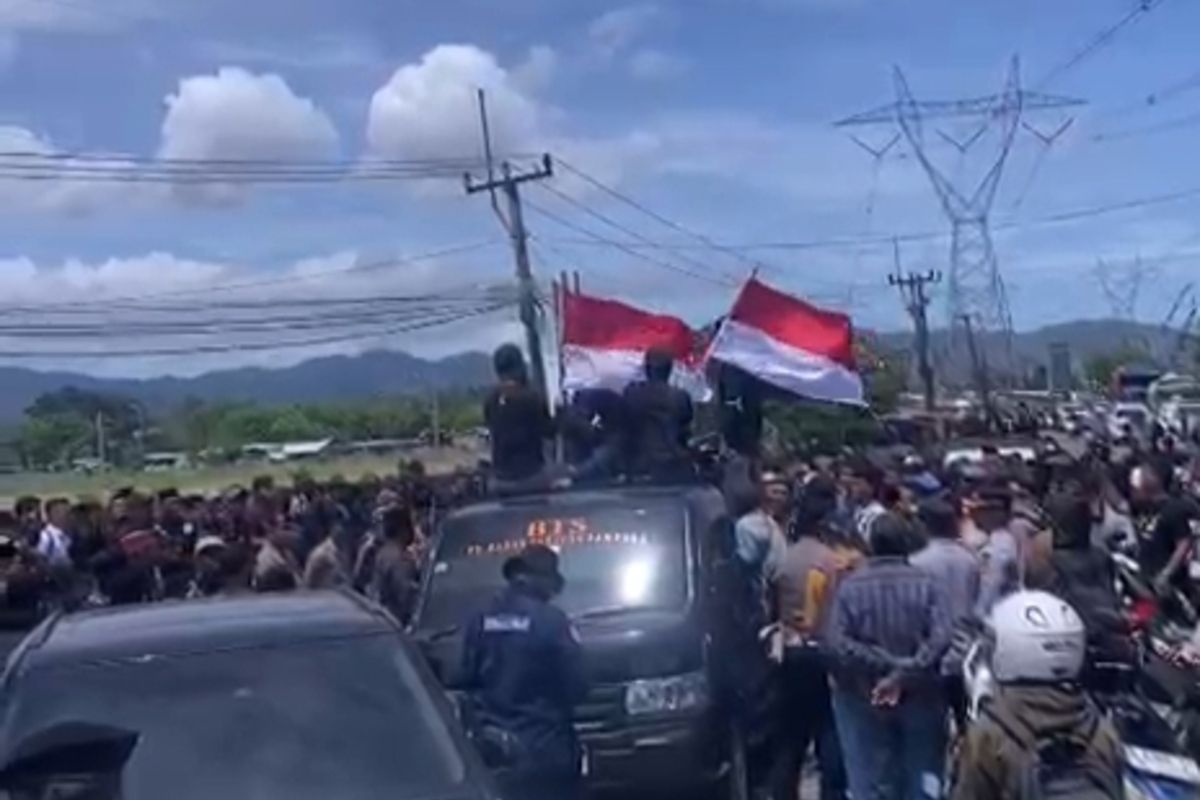 Aturan Gubernur Diabaikan, Warga Lumpuhkan Akses Tol Protes Aktivitas Truk Tambang