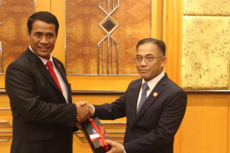 Menteri Pertanian RI Amran Sulaiman melakukan pertemuan bilateral dengan Menteri Pertanian Brunei Darussalam Dato Ali Apong, di sela-sela pertemuan ke-40 para Menteri Pertanian, Perikanan dan Kehutanan ASEAN (40th AMAF) di Hanoi, Vietnam, Kamis (11/10/2018).