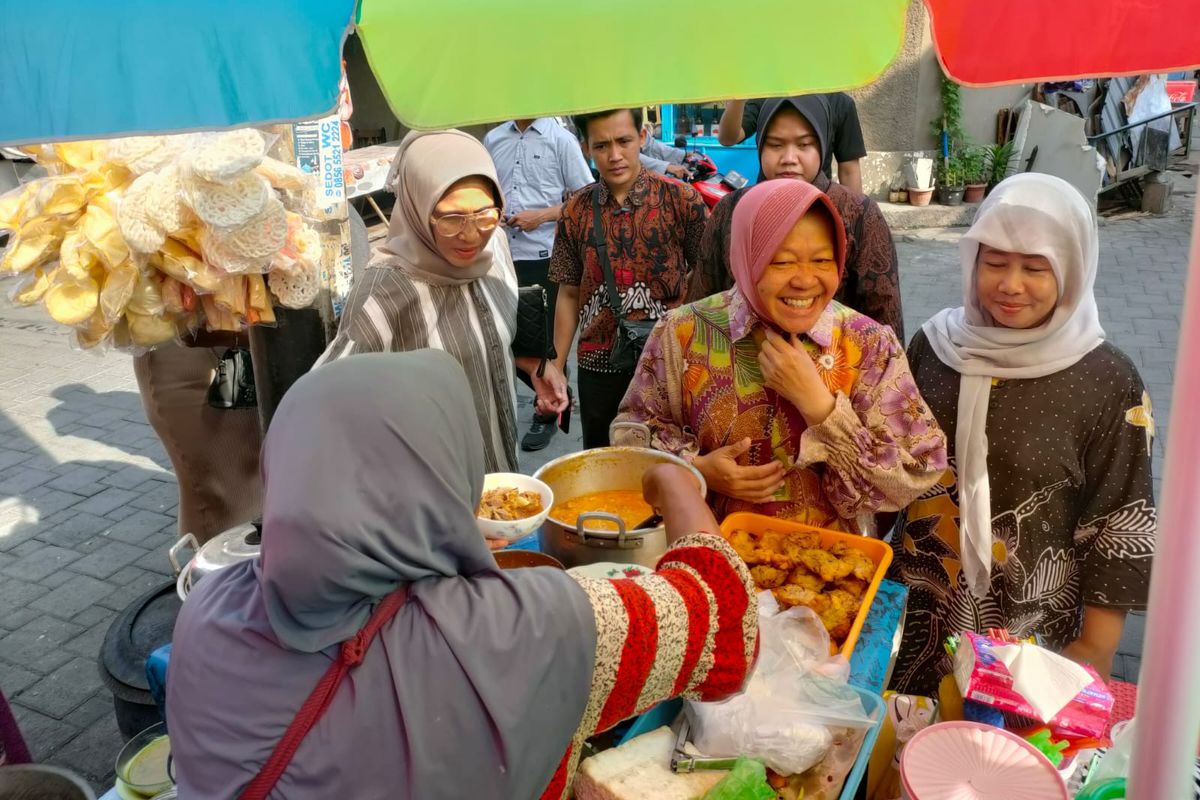 Ziarah ke Makam Sunan Giri, Risma Dicurhati Tukang Ojek 