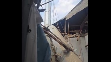 Tiang Provider Roboh Timpa 2 Rumah di Kembangan Jakbar, 1 Orang Terluka