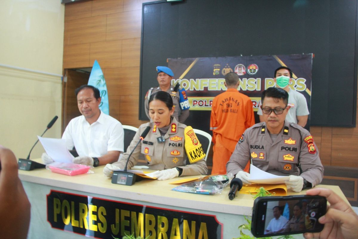 Polisi saat menjelaskan kasus narkoba dengan tersangka IKAWA yang diduga menanam ganja di rumahnya di Kabupaten Jembrana, Provinsi Bali, Rabu (10/12/2025).