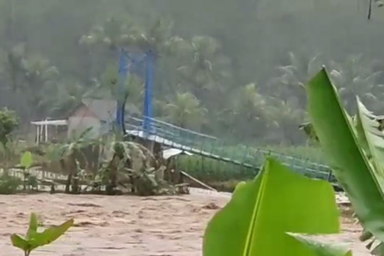 Jembatan penghubung antar desa di Cianjur, Jawa Barat, terpurus akibat diterjang banjir bandang, Selasa (8/11/2022).