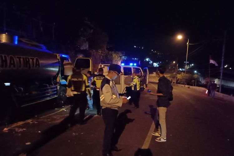 Petugas melakukan olah TKP pasca kecelakaan di Desa Pacet, Kecamatan Pacet, Kabupaten Mojokerto, Jawa Timur, Kamis (24/8/2023) malam.