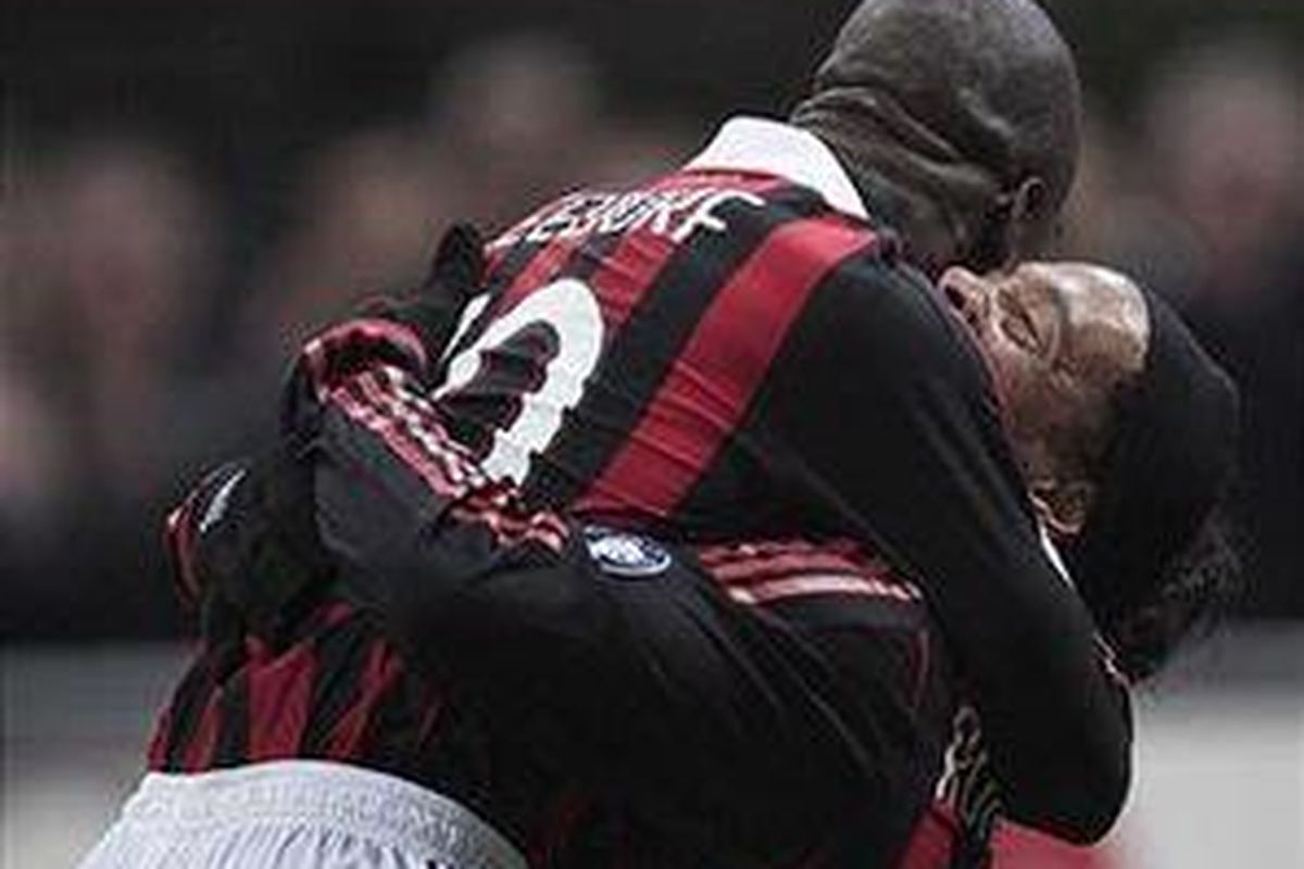 Pemain AC Milan, Clarence Seedorf (kiri), dan Ronaldinho.