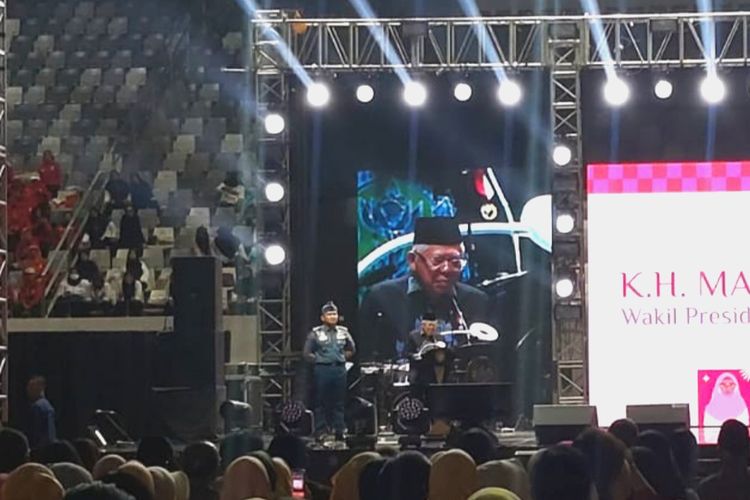 Wakil Presiden Ma'ruf Amin saat memberikan sambutan pada pembuatan Hari Ibu ke-95 di Istora Senayan, Jakarta, Selasa (14/11/2023). 