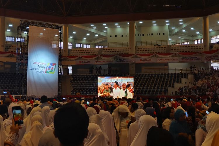 - Calon presiden nomor urut 01 Joko Widodo menghadiri acara Doa Satukan Negeri di Gedung Serbaguna Medan, Sumatera Utara, Jumat (15/3/2019).