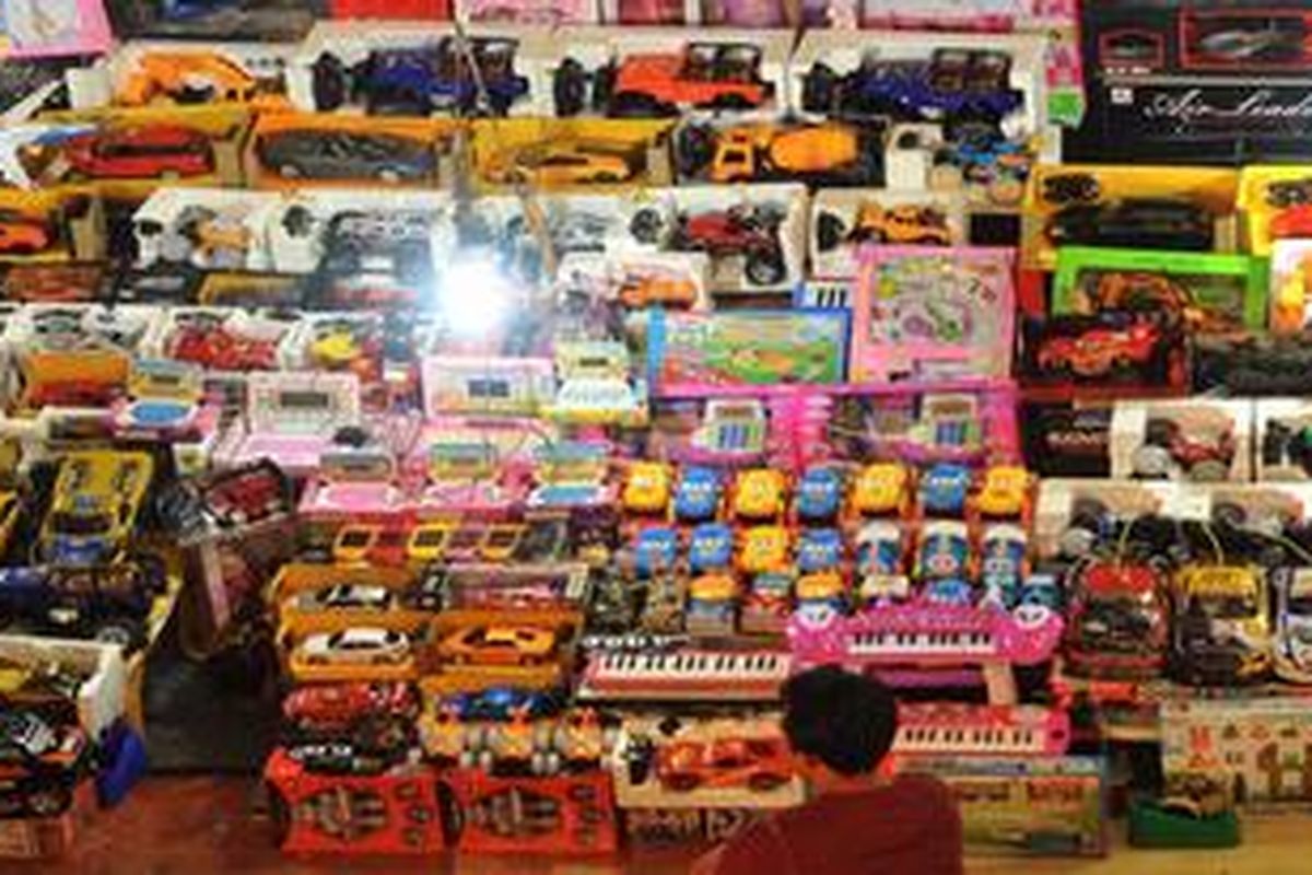 Mainan anak yang sebagian besar produk impor dari Cina dijual di Blok M Square, Jakarta, Selasa (16/10/2012). Tahun ini pemerintah fokus pada penerapan SNI untuk produk mainan anak, tekstil dan produk tekstil, serta elektronik. Selain untuk mengendalikan impor, peneraan SNI ini juga untuk melindungi konsumen

