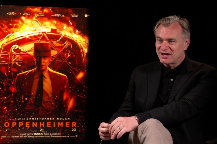 Sutradara Christopher Nolan tengah berbincang tentang film terbarunya yang berjudul Oppenheimer.