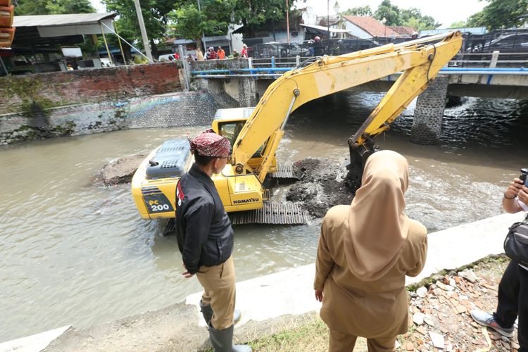 Bupati Banyuwangi Ipuk Fiestiandani Azwar Anas saat meninjau pengerukan sungai 