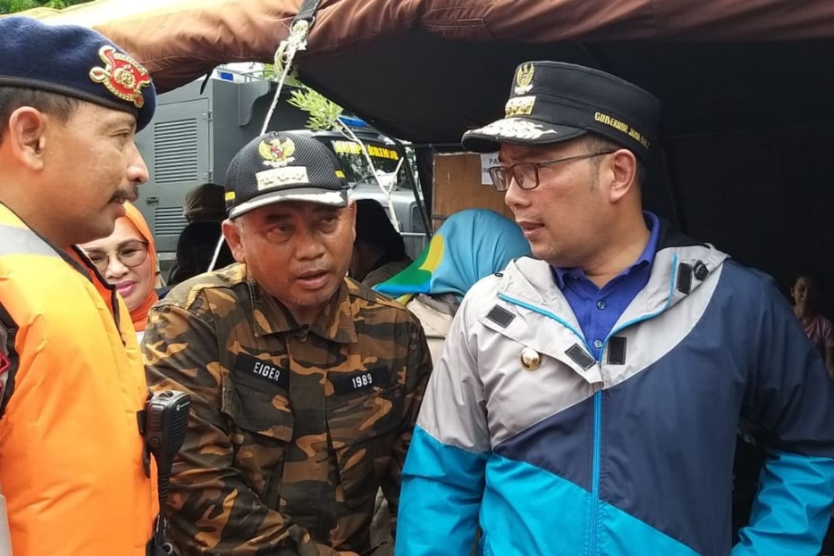 Gubernur Jawa Barat Ridwan Kamil (kanan) dan Wali Kota Bekasi Rahmat Effendi (kiri) meninjau kondisi banjir di Kota Bekasi, Kamis (2/1/2020).