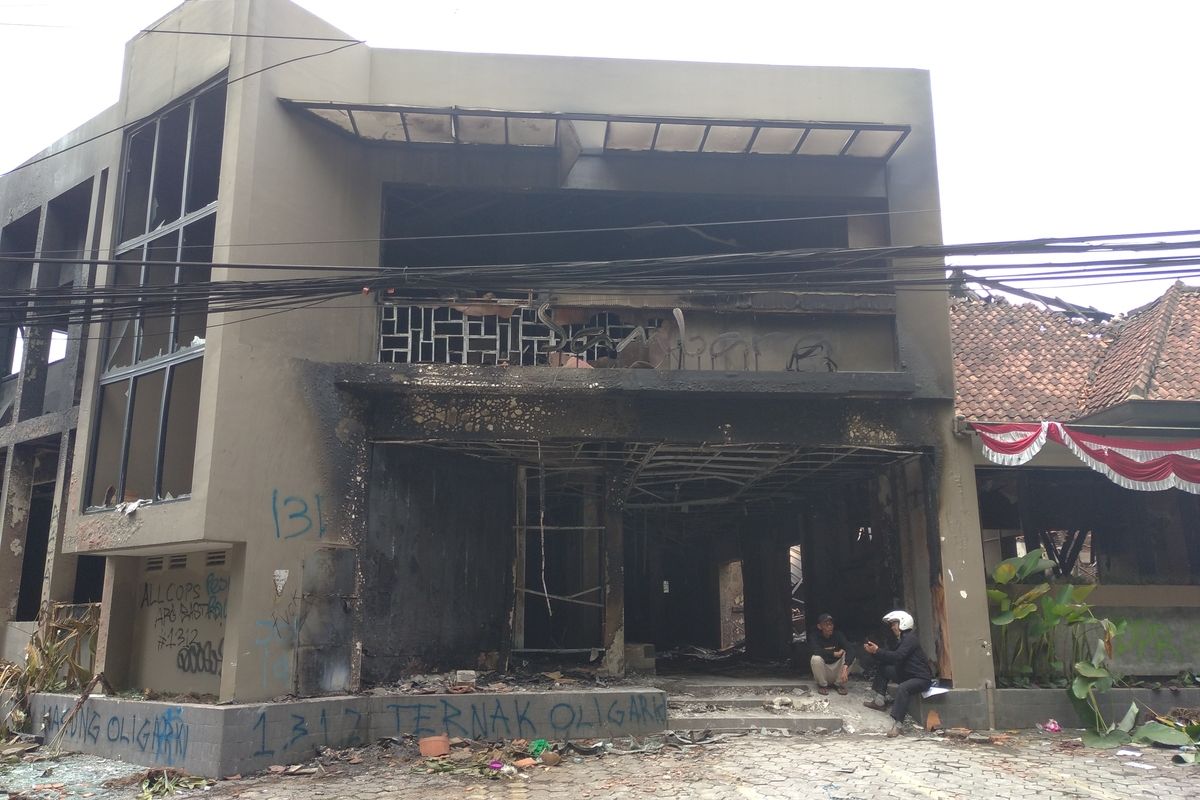 Restoran Ayam Bakar Sambara di Jalan Trunojoyo, Kota Bandung, Jawa Barat hangus terbakar dalam unjuk rasa yang terjadi pada Jumat (29/8/2025).