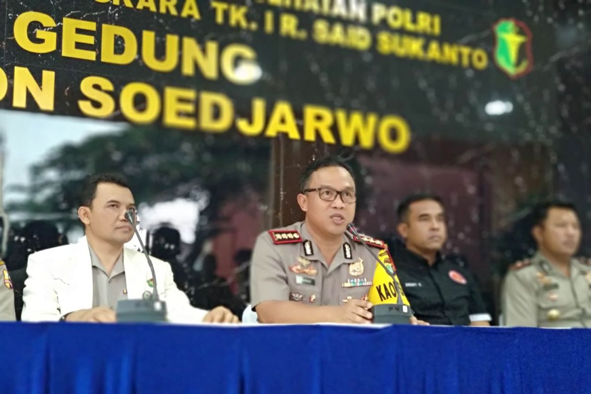 Kapolres Metro Tangerang Kombes Harry Kurniawan, jelaskan kronolgi pembunuhan suami terhadap keluragnya di Tangerang, Kamis (15/2/2018)