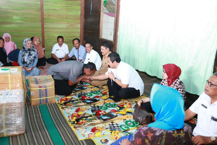 Wali Kota Semarang Hendrar Prihadi berdialog dengan para transmigran di Kalimantan Barat asal Kota Semarang, Rabu (27/9/2017)