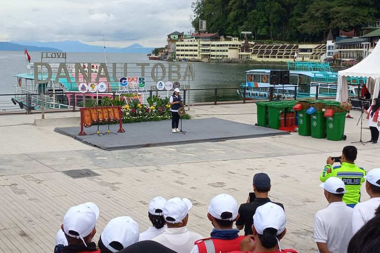 Kemenpar Luncurkan Gerakan Wisata Bersih di Kawasan Danau Toba Parapat