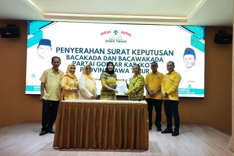 Pasangan Ita Triwibawati dan Zuli Rantauwati atau Bunda Ita-Mbak Yuli saat menerima surat keputusan rekomendasi dari Partai Golkar di Kantor DPD Partai Golkar Jawa Timur, Minggu (4/8/2024) malam. 