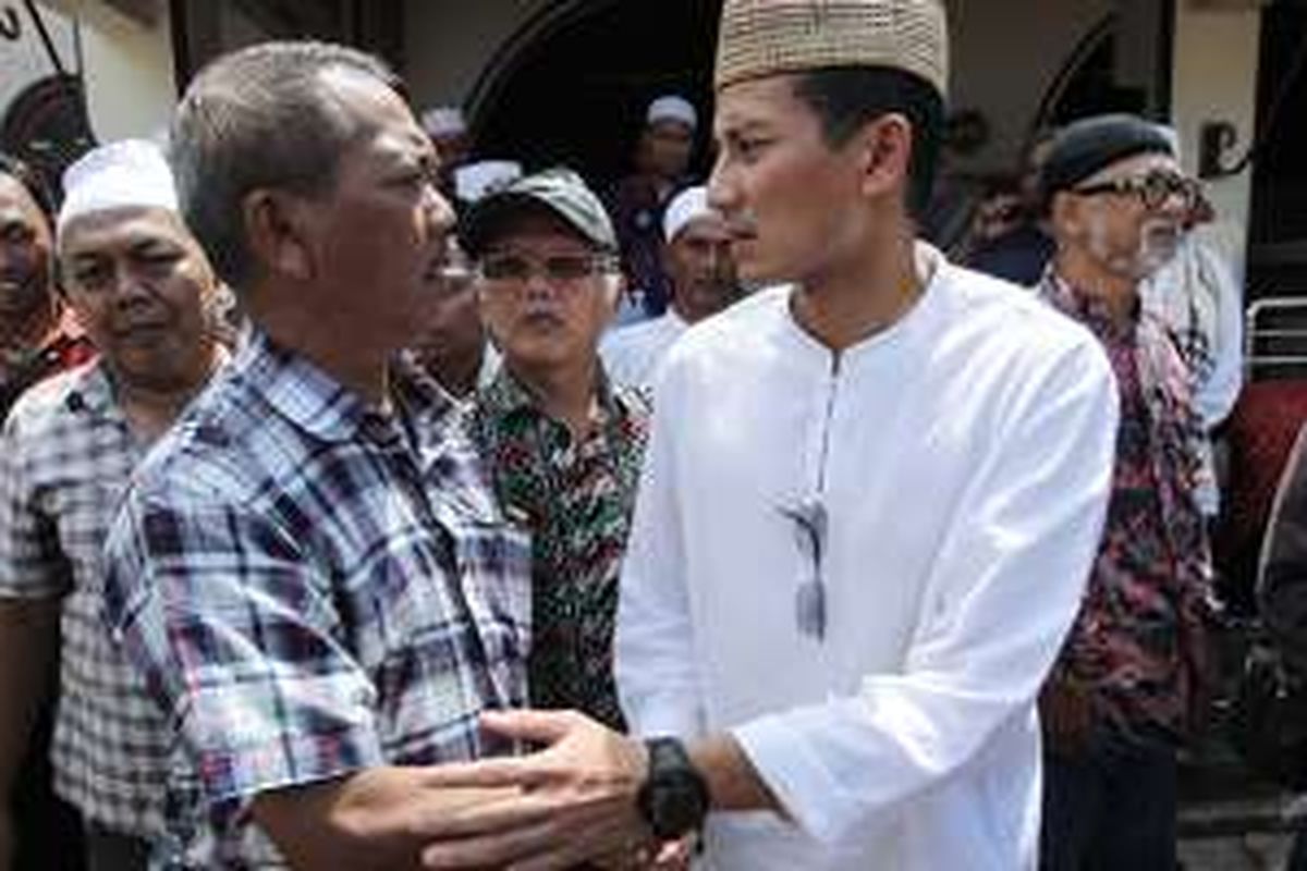 Bakal calon gubernur DKI Jakarta, Sandiaga Uno, bertemu warga Pasar Ikan usai mengikuti shalat Jumat di Masjid Keramat Luar Batang, Penjaringan, Jakarta Utara, Jumat (8/4/2016). Setelah Surat Peringatan 2 diberikan Pemprov DKI, hari ini, warga Pasar Ikan mulai membongkar lapak dagangannya.